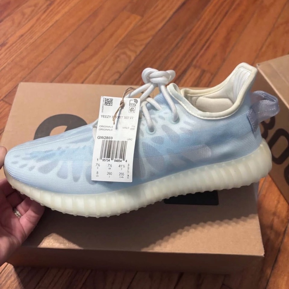 adidas Yeezy Boost 350 V2 Box Mono Ice